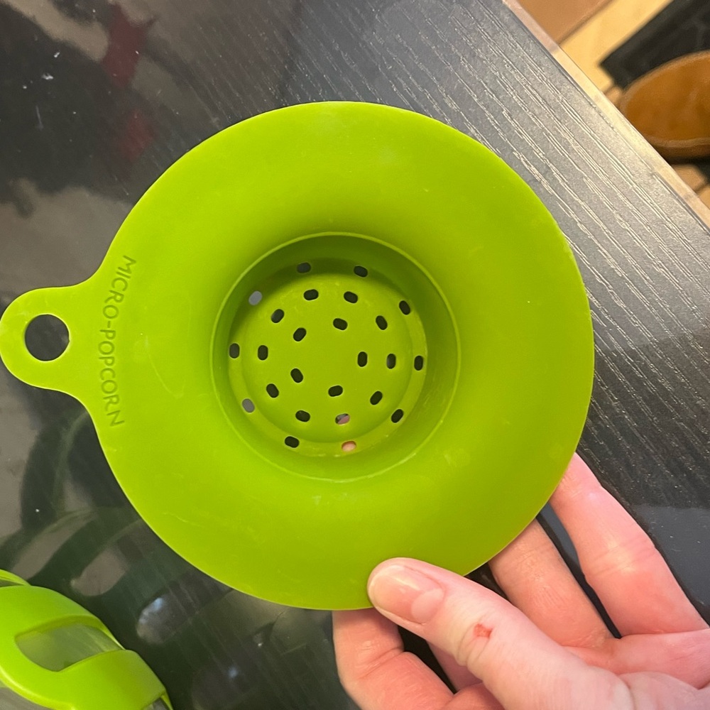 Microwave Popcorn Popper 3-in-1 Lid Measures Kernels and Melts Butter, BPA free - Picture 6 of 7